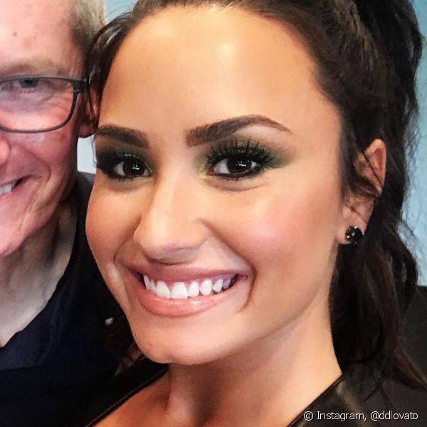 Para deixar a maquiagem bem equilibrada, Demi Lovato apostou no batom nude (Foto: Instagram @ddlovato)
